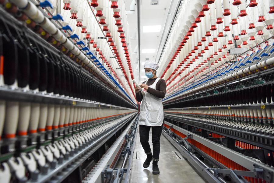 Imagen del 11 de enero de 2022 de una trabajadora laborando en una fábrica textil en un parque industrial integrado, en el distrito de Moyu de Hotan, en la región autónoma de la etnia uygur de Xinjiang, en el noroeste de China. (Xinhua/Ding Lei) 