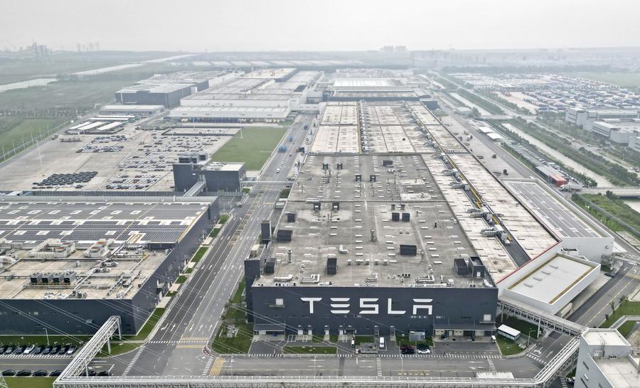 Esta foto aérea del 26 de septiembre de 2023 muestra la Gigafábrica de Tesla en la nueva área de Lingang de la Zona Piloto de Libre Comercio de China (Shanghai) en Shanghai, en el este de China. (Xinhua/Liu Ying)