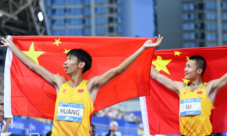 El medallista de bronce, Huang Huafeng (i), de China, y el medallista de oro, Su Wen, de China, festejan al término de la final masculina de salto triple de atletismo en la 31a edición de verano de los Juegos Mundiales Universitarios de la FISU, en Chengdu, en la provincia de Sichuan, en el suroeste de China, el 3 de agosto de 2023. (Xinhua/Deng Hua) 