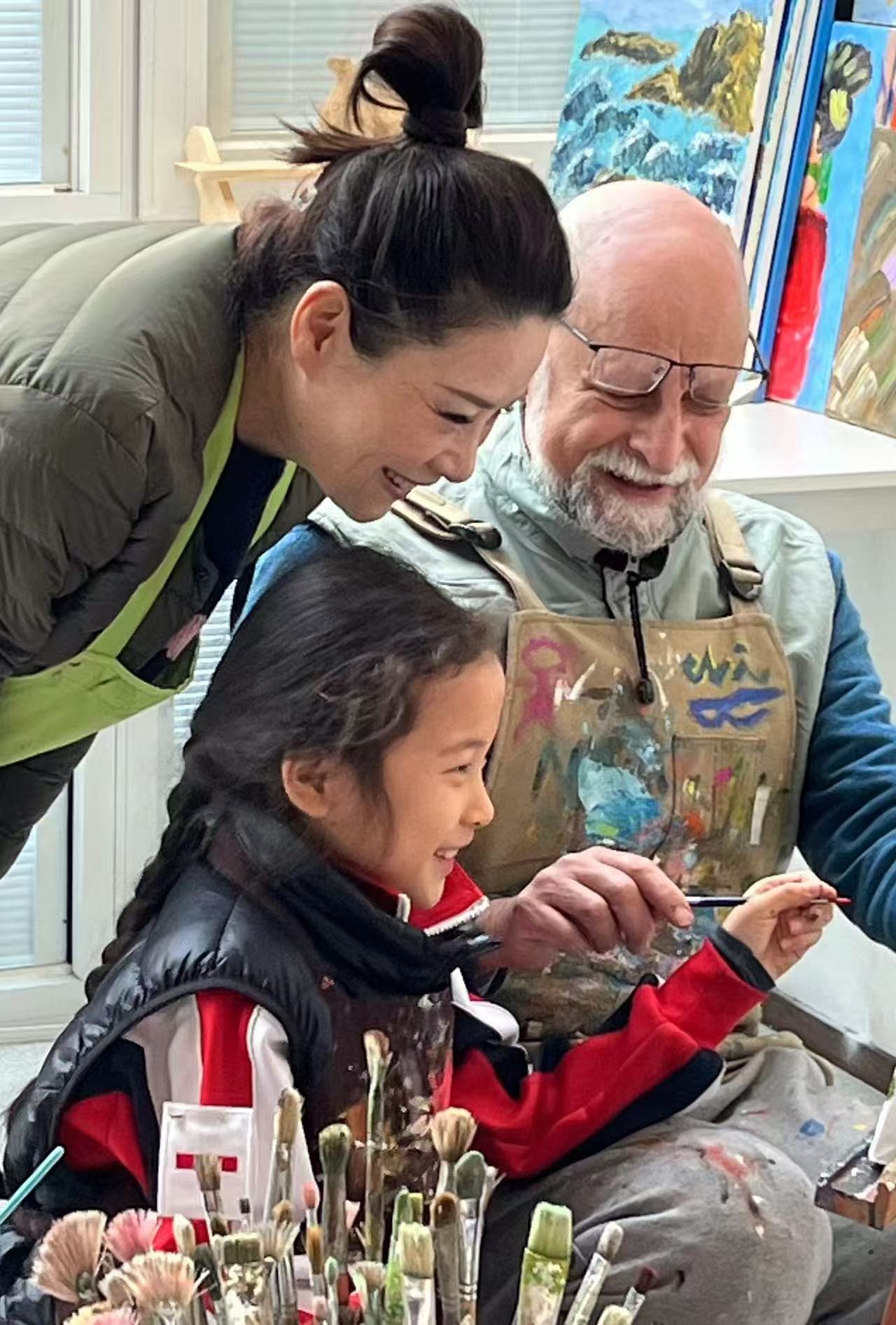  Fabio Barrera, pintor colombiano residente en Beijing, trabaja en su taller acompa?ado de estudiantes chinos. (Foto: cortesía)
