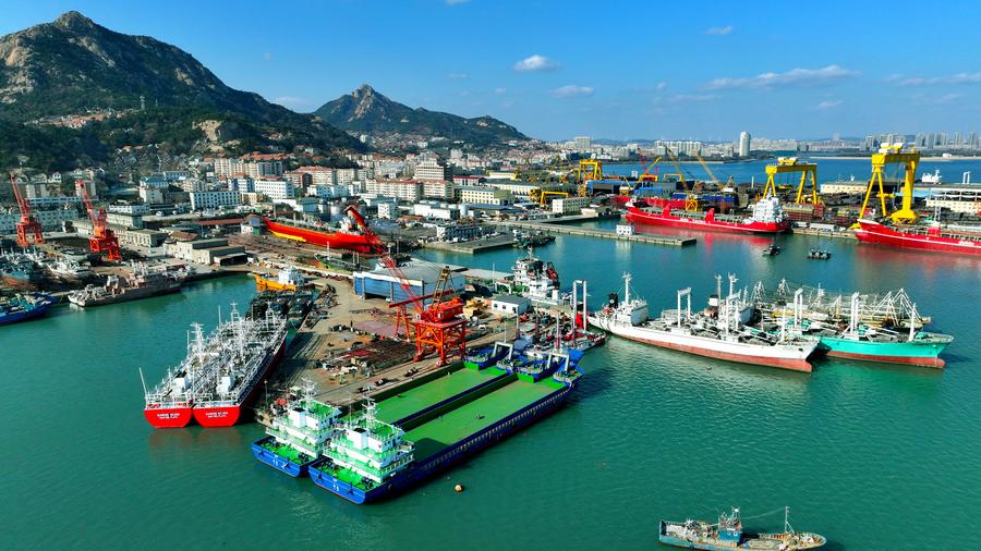 Imagen del 2 de enero de 2025 de grandes buques en construcción en una empresa de construcción naval, en Rongcheng, en la provincia de Shandong, en el este de China. (Xinhua/Yang Zhili) 