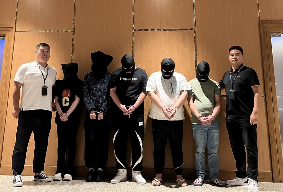 Efectivos policiales de Myanmar entregan a cinco sospechosos de fraude en las telecomunicaciones e internet a la policía china en el Aeropuerto Internacional de Yangon, capital de Myanmar, el 26 de agosto de 2023. (Xinhua/Cortesía)