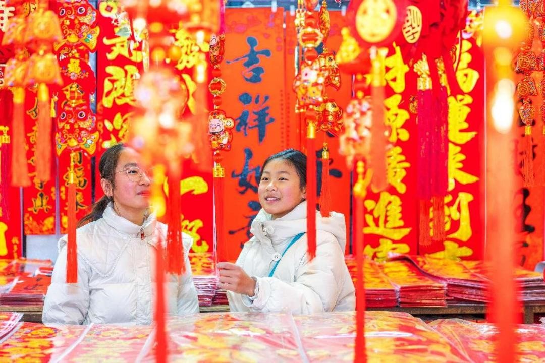 La fotografía, tomada el 29 de diciembre de 2024, muestra a residentes locales comprando productos para el Festival de Primavera en Suqian, provincia de Jiangsu, este de China. (Foto de Cai Liang/Diario del Pueblo digital)
