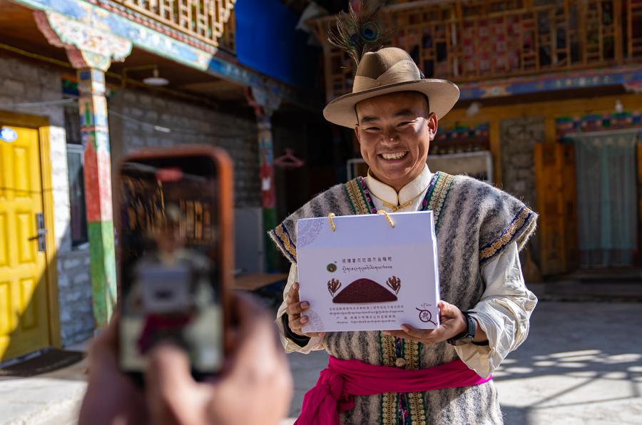 Un bloguero sherpa graba un vídeo para promocionar productos locales en el poblado de Zhentang del distrito de Dinggye de Xigaze, ubicado en la región autónoma de Xizang, en el suroeste de China, el 13 de diciembre de 2024. (Xinhua/Tenzin Nyida)