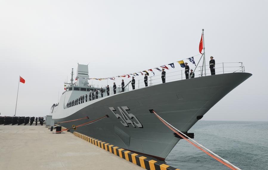 Luohe, la primera fragata Tipo 054B de China, fue puesta en servicio en la Armada del Ejército Popular de Liberación en un puerto militar en Qingdao, en la provincia oriental china de Shandong, el 22 de enero de 2025. (Xinhua/Li Bingxuan)