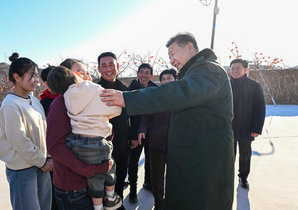Xi comparte con familia en aldea afectada por inundación en vísperas de la Fiesta de la Primavera