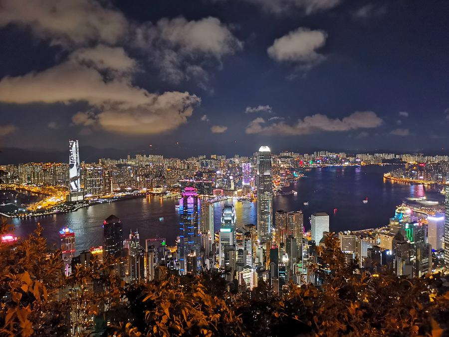 Imagen del 20 de junio de 2020 tomada con un teléfono, del Puerto Victoria, en Hong Kong, en el sur de China. (Xinhua/Li Gang) 