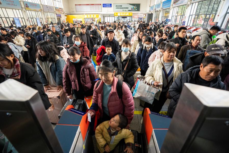 Pasajeros pasan por un control de boletos en la estación ferroviaria de Changsha, en la provincia de Hunan, en el centro de China, el 14 de enero de 2025. (Xinhua/Chen Sihan)