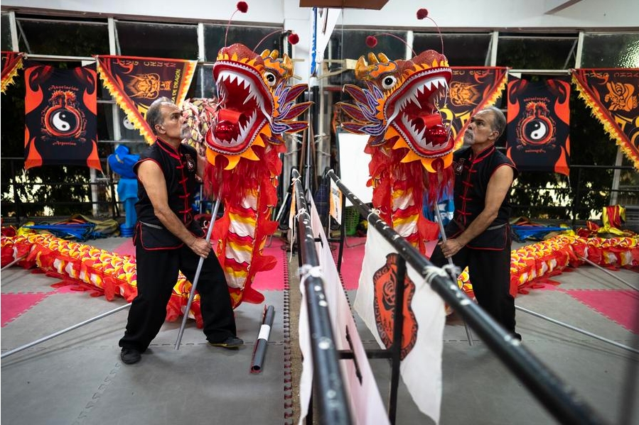 Imagen del 22 de enero de 2025 del maestro Germán Bermúdez de la escuela Lung Chuan sosteniendo la cabeza del dragón previo a su participación en las festividades del próximo A?o Nuevo Lunar chino, en la ciudad de Buenos Aires, capital de Argentina. (Xinhua/Martín Zabala)
