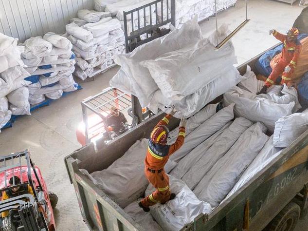 Miembros de un equipo de apoyo en atención y socorro ante catástrofes cargan suministros en un vehículo en una bodega del distrito de Dingri, en Xigaze, en la región autónoma de Xizang, en el suroeste de China, el 15 de enero de 2025. (Xinhua/Tenzin Nyida)
