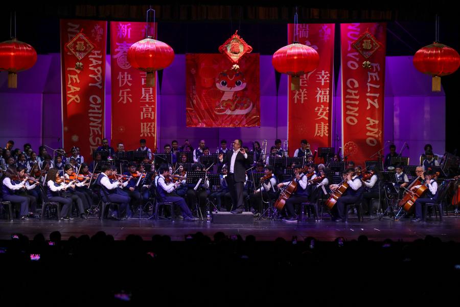 Imagen del 27 de enero de 2025 de jóvenes tocando la melodía "Danza de la Serpiente Dorada" del compositor chino, Nie Er, durante un concierto de la Orquesta Sinfónica de San Salvador en el marco de la celebración del A?o Nuevo Lunar chino, en el Teatro Presidente, en el departamento de San Salvador, capital de El Salvador. (Xinhua/Alexander Pe?a)