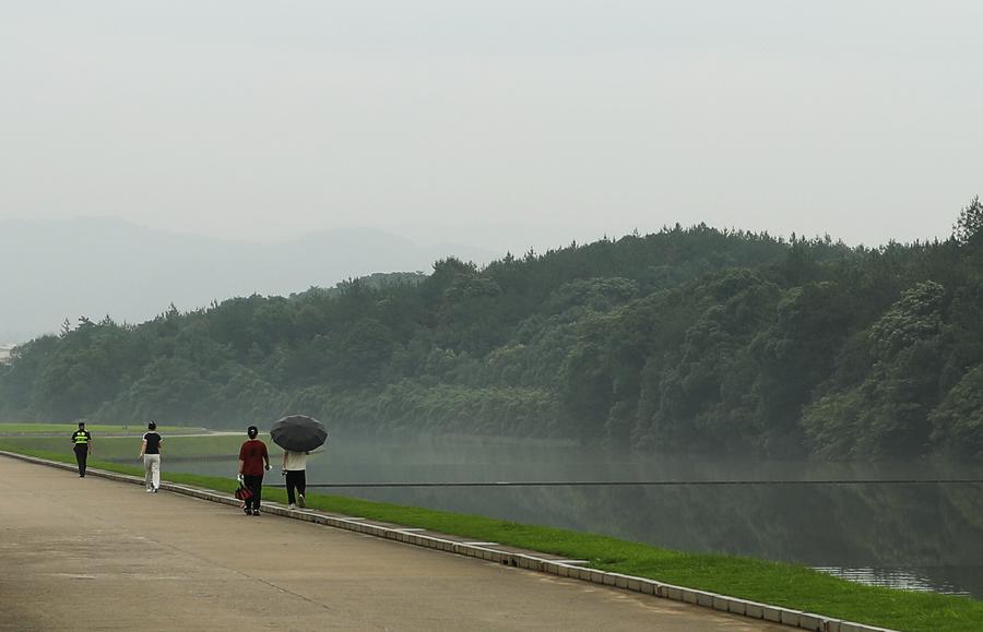Imagen del 28 de junio de 2024 de un estanque de agua regenerada en el Valle de la Medicina Jiangzhong, en Nanchang, en la provincia de Jiangxi, en el este de China. (Xinhua/Du Xiaoyi) 