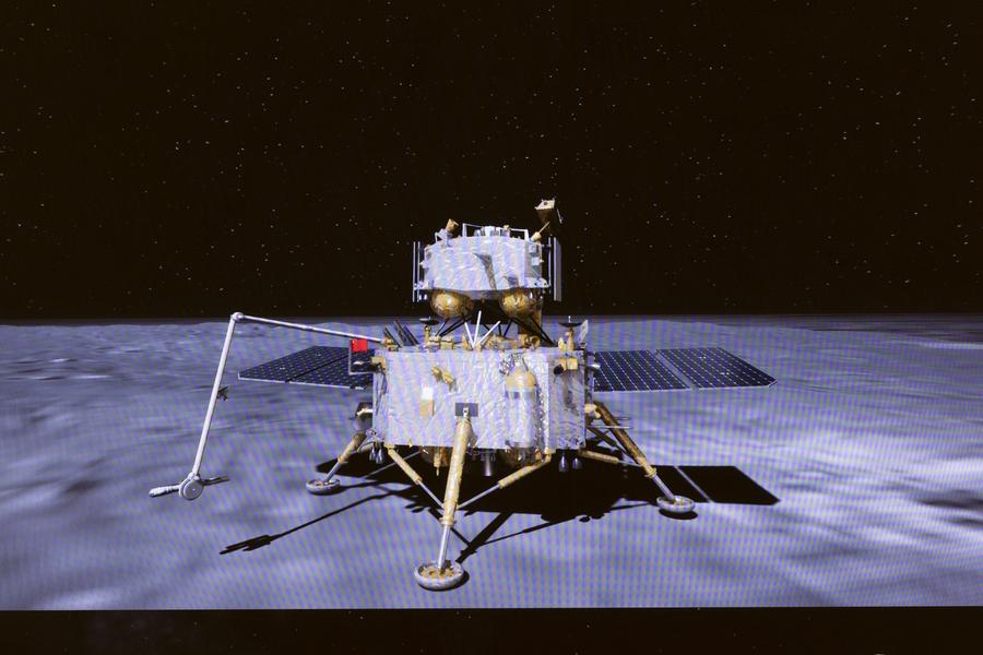 La imagen, tomada de una animación de video en el Centro de Control Aeroespacial de Beijing, muestra la combinación del módulo de aterrizaje y ascenso de la sonda Chang'e-6, esperando a despegar de la superficie lunar, el 4 de junio de 2024. (Xinhua/Jin Liwang)