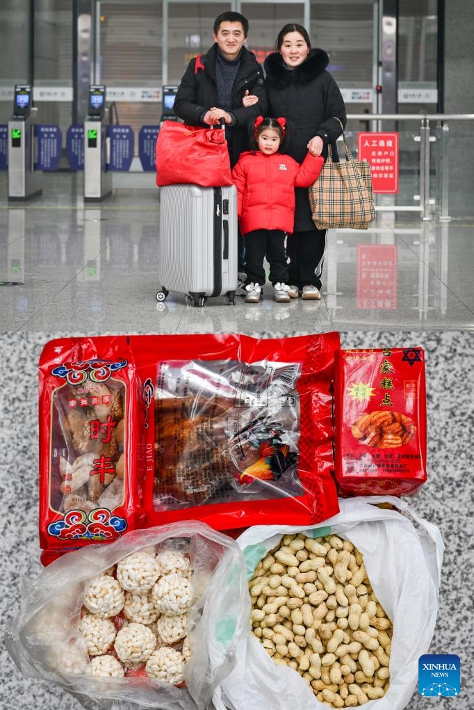 La foto de arriba presenta a Liu Guiyun, con su esposo e hija, que se preparan en la ciudad de Heze, en la provincia de Shandong, para regresar a trabajar a Neijiang, provincia de Sichuan. Su equipaje (abajo) está lleno de pollos asados, pasteles, cacahuetes y dulces crujientes de arroz entregados por sus padres en la estación de tren de Chongqing, 4 de febrero del 2025. 
