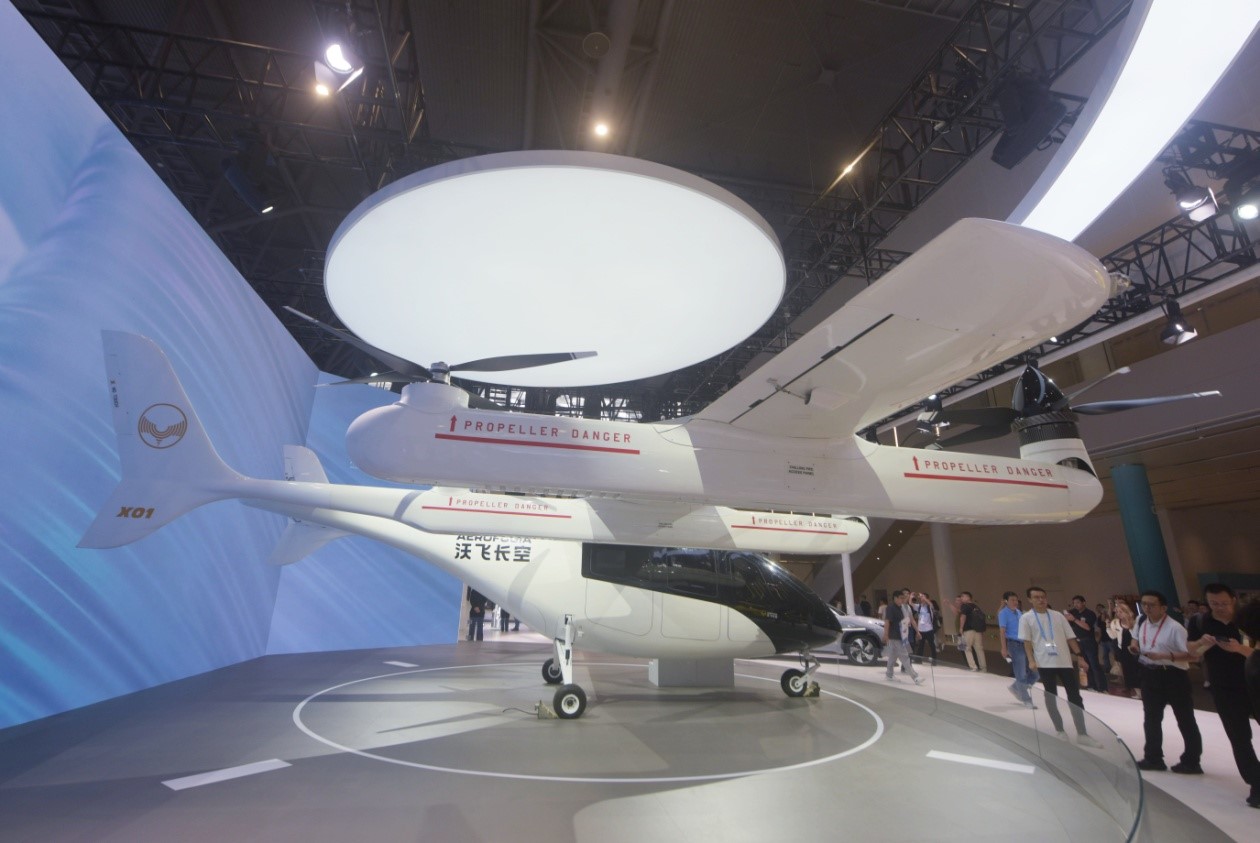 El avión eléctrico de despegue y aterrizaje vertical (eVTOL) AE200 se exhibe en la tercera Exposición Global de Comercio Digital celebrada en Hangzhou, provincia de Zhejiang, este de China, el 25 de septiembre de 2024. (Foto de Long Wei/Diario del Pueblo digital)