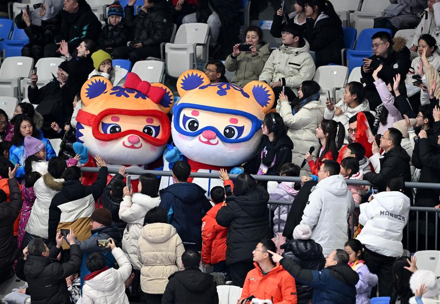 Las mascotas interactúan con los espectadores durante el partido del grupo C de hockey sobre hielo masculino entre India y Turkmenistán en los Juegos Asiáticos de Invierno 2025, en Harbin, en la provincia de Heilongjiang, en el noreste de China, el 6 de febrero de 2025. (Xinhua/Li Ziheng) 