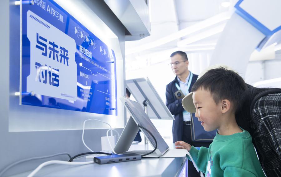 Un ni?o prueba una tableta impulsada por inteligencia artificial para asistencia en el aprendizaje en la 7a Exposición Mundial de la Voz, en Hefei, capital de la provincia de Anhui, en el este de China, el 24 de octubre de 2024. (Xinhua/Fu Tian)