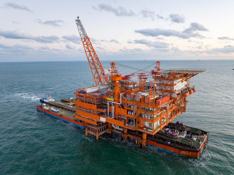 Panorámica aérea de una plataforma de la primera fase del campo petrolífero Bozhong 26-6, el mayor de roca metamórfica del mundo. (Xinhua/Cortesía)