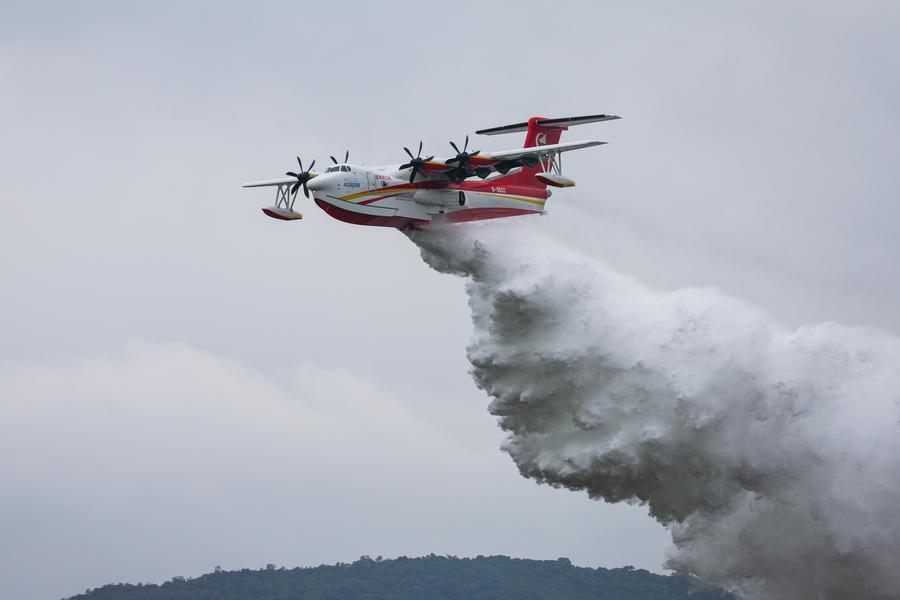 Un avión AG600M realiza una demostración de su función de lanzamiento de agua en la 14a Exposición Internacional Aeronáutica y Aeroespacial de China, en Zhuhai, en la provincia meridional de Guangdong, el 8 de noviembre de 2022. (Xinhua/Liu Dawei)