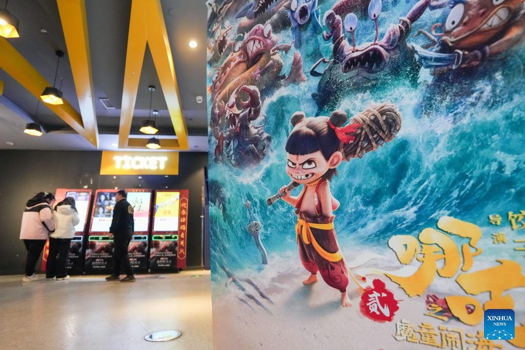 Imagen del 13 de febrero de 2025 de un cartel para el largometraje animado chino "Ne Zha 2" en un cine, en el distrito de Chaoyang de Beijing, capital de China. Al recaudar 10.000 millones de yuanes (alrededor de 1.390 millones de dólares) en ingresos globales totales, incluida la preventa, el largometraje animado chino "Ne Zha 2" se ha convertido en la primera película en recaudar 1.000 millones de dólares en un mercado único y en el primer título no perteneciente a la industria de Hollywood que se une al club de los 1.000 millones de dólares de taquilla. Se proyecta que las ganancias nacionales superen los 15 mil millones de yuanes, la película está a punto de convertirse en la película animada más taquillera de todos los tiempos y una de las cinco películas más taquilleras a nivel mundial. (Xinhua/Ju Huanzong)