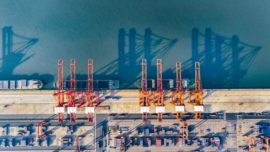 Vista aérea tomada con un dron del puerto de Tangshan, en la provincia de Hebei, en el norte de China, el 13 de enero de 2025. (Xinhua/Liu Mancang) 