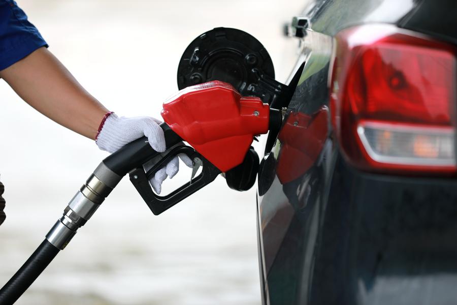 Una trabajadora reabastece un vehículo en una gasolinera, en el distrito de Congjiang, en la provincia de Guizhou, en el suroeste de China, el 28 de junio de 2022. (Xinhua/Luo Jinglai) 