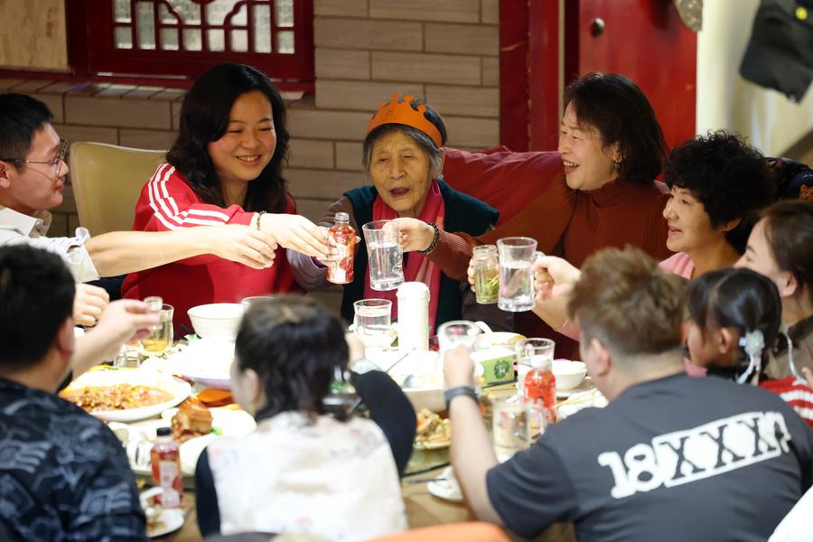Personas disfrutan de una comida de reunión en un restaurante en la ciudad de Lanzhou, capital de la provincia de Gansu, en el noroeste de China, el 28 de enero de 2025. (Xinhua/Chen Bin)