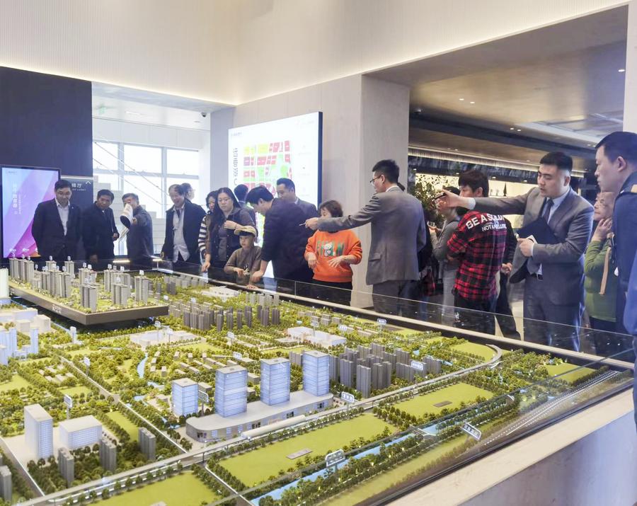 Personas observan un modelo de un proyecto inmobiliario en Shanghai, este de China, el 28 de mayo de 2024. (Xinhua/Zheng Juntian)