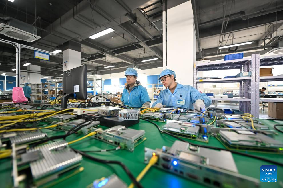 TIANJIN, 24 febrero, 2025 (Xinhua) -- Imagen del 20 de febrero de 2025 de empleados comprobando componentes electrónicos en la empresa Tianjin SIASUN Intelligent Technology Co., Ltd., en la Ciudad de Tecnología Zhongguancun de Beijing-Tianjin, en Tianjin, en el norte de China. Como plataforma de cooperación clave para que Beijing y Tianjin apliquen conjuntamente la estrategia nacional para el desarrollo coordinado de la región Beijing-Tianjin-Hebei, y primer proyecto de Zhongguancun de gran envergadura fuera de Beijing, la Ciudad de Tecnología Zhongguancun de Beijing-Tianjin ha registrado un total de 1.800 agentes de mercado de diversos tipos, incluidas empresas de tecnología de la información, fabricación de equipos de gama alta y biomedicina. (Xinhua/Sun Fanyue)