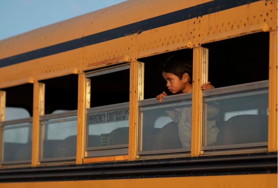 Un ni?o migrante hondure?o, deportado de Estados Unidos, observa a bordo de un autobús en la base aérea Coronel Armando Escalón Espinal, en el municipio de La Lima, en el departamento de Cortés, Honduras, el 31 de enero de 2025. (Xinhua/David de la Paz)