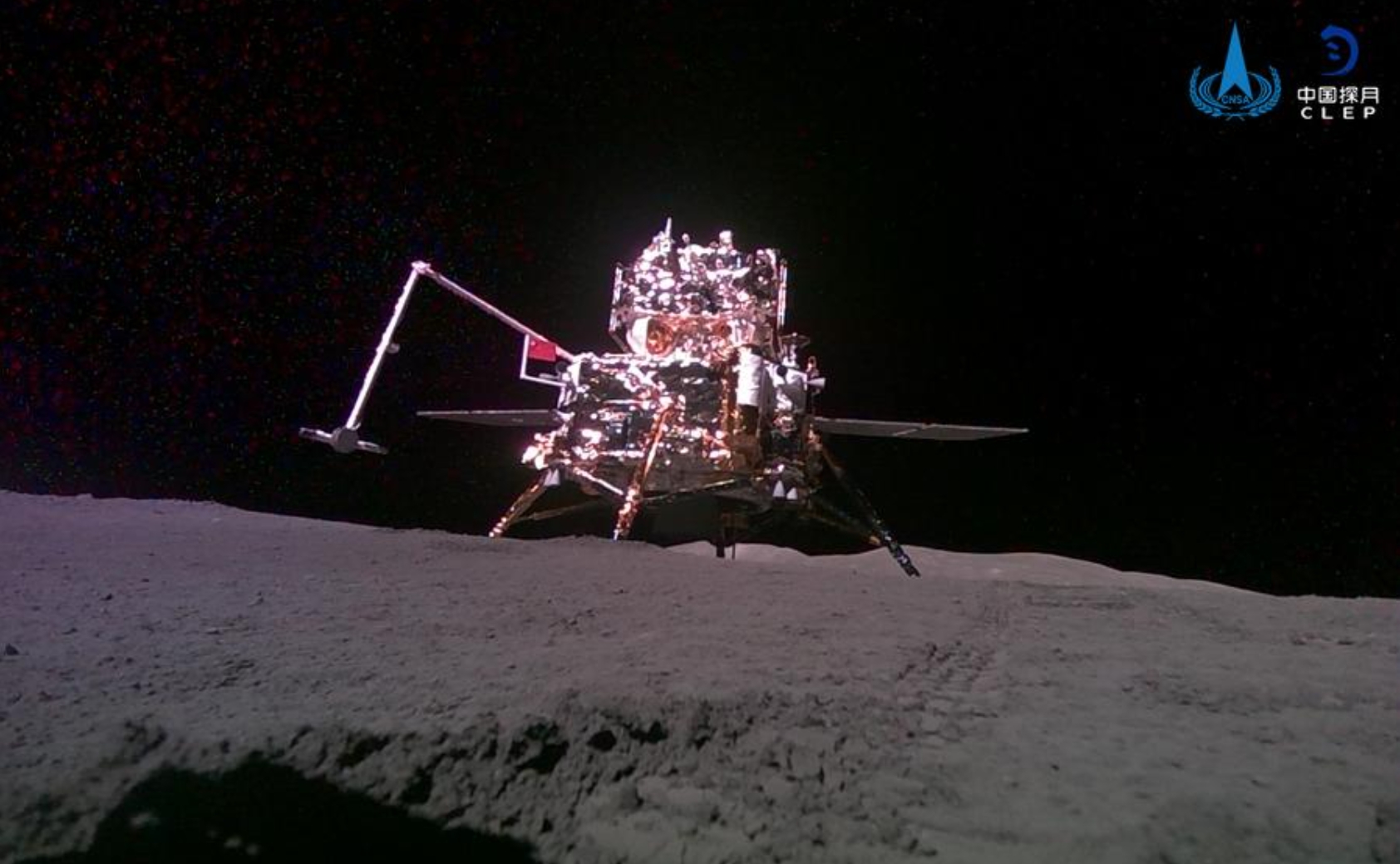 Esta foto, tomada y enviada a la Tierra autónomamente por un minivehículo explorador liberado por la combinación de los módulos de alunizaje y de ascenso de la sonda china Chang'e-6, muestra a la propia combinación sobre la superficie lunar, el 3 de junio de 2024. (Xinhua/Cortesía)