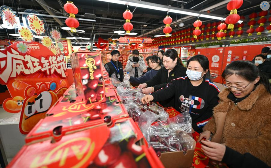 Clientes seleccionan cerezas chilenas recién llegadas a un supermercado, en Tianjin, en el norte de China, el 26 de diciembre de 2024. (Xinhua/Sun Fanyue) 