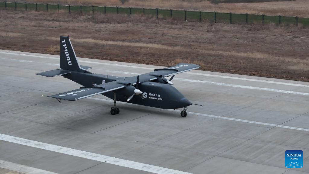 Nuevo avión de transporte no tripulado de clase tonelada de China completa vuelo inaugural