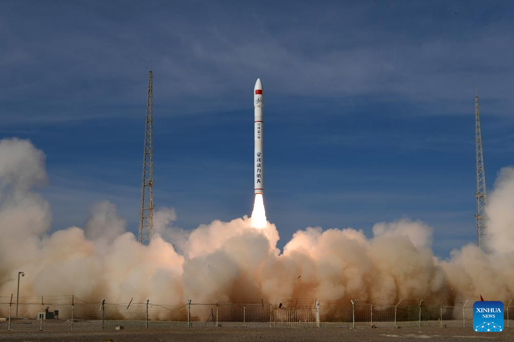 China lanza ocho nuevos satélites