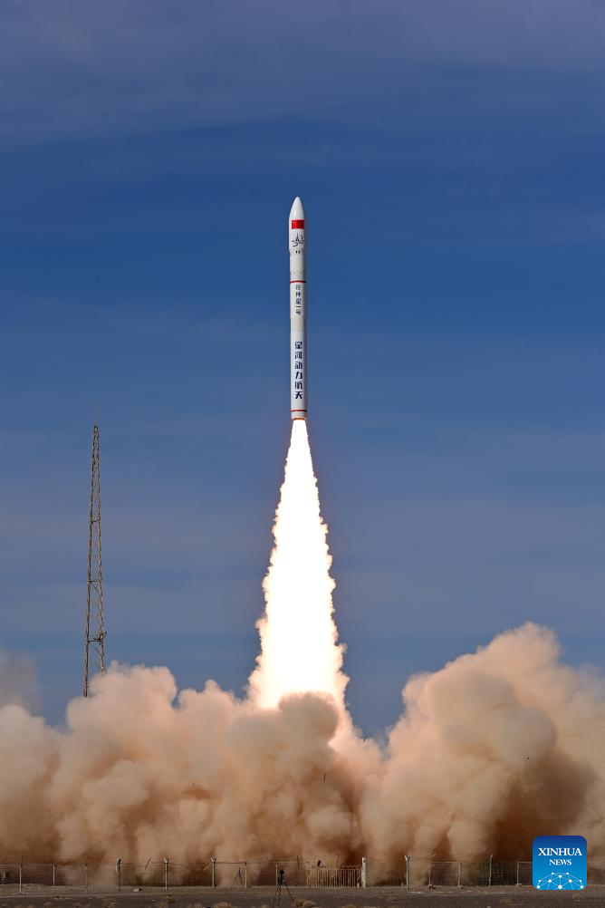 China lanza ocho nuevos satélites