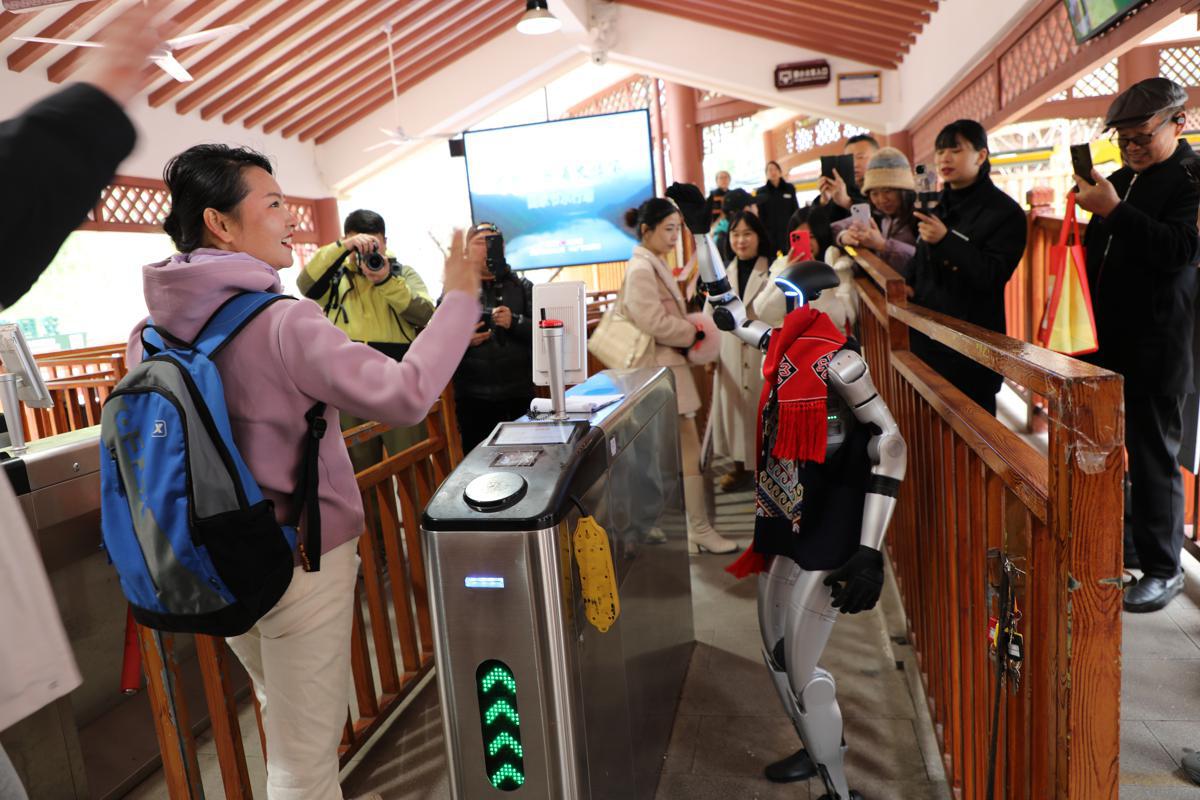 Robots y perros robóticos deleitan a los turistas en Zhangjiajie