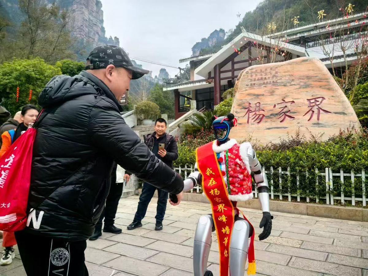 Robots y perros robóticos deleitan a los turistas en Zhangjiajie