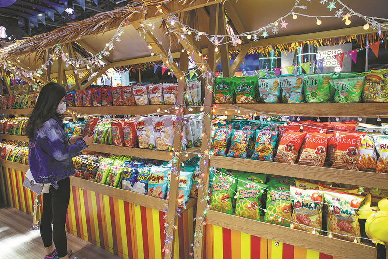 Los aperitivos de Oishi, una marca de la empresa filipina de alimentos Liwayway, durante una feria comercial en Shanghai. CHINA DAILY