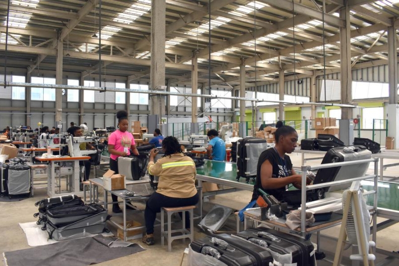 Imagen del 5 de septiembre de 2023 de empleados trabajando en la fabricación de maletas en una instalación del moderno polígono industrial Phoenix Park, construido por la empresa china Beijing Construction Engineering Group (BCEG), en Puerto Espa?a, capital de Trinidad y Tobago. (Xinhua/Zhu Wanjun) 