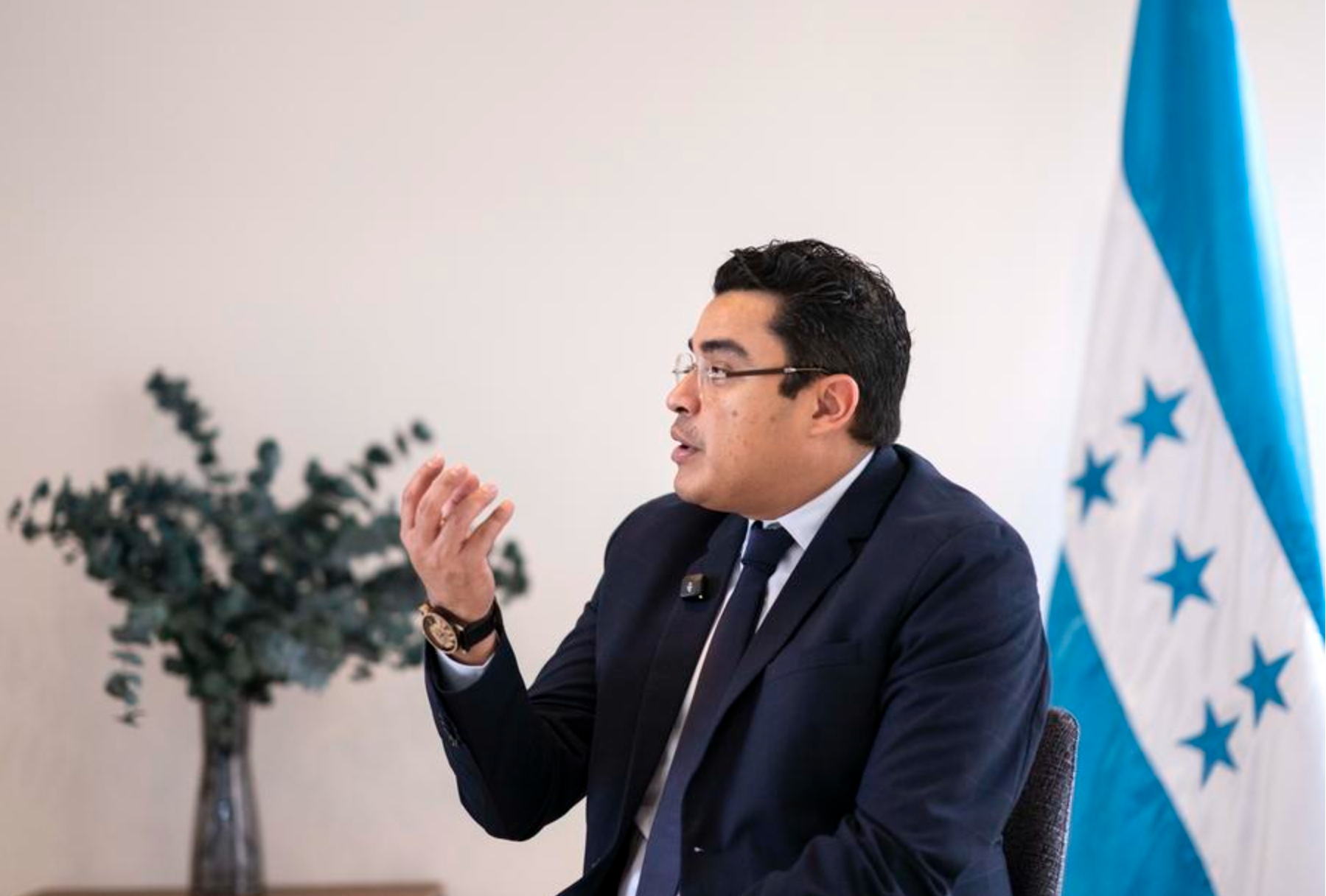 Imagen del 25 de marzo de 2025 del vicecanciller de Política Exterior de Honduras, Gerardo Torres, hablando durante una entrevista con Xinhua, en la ciudad de Tegucigalpa, Honduras. (Xinhua/David de la Paz) 