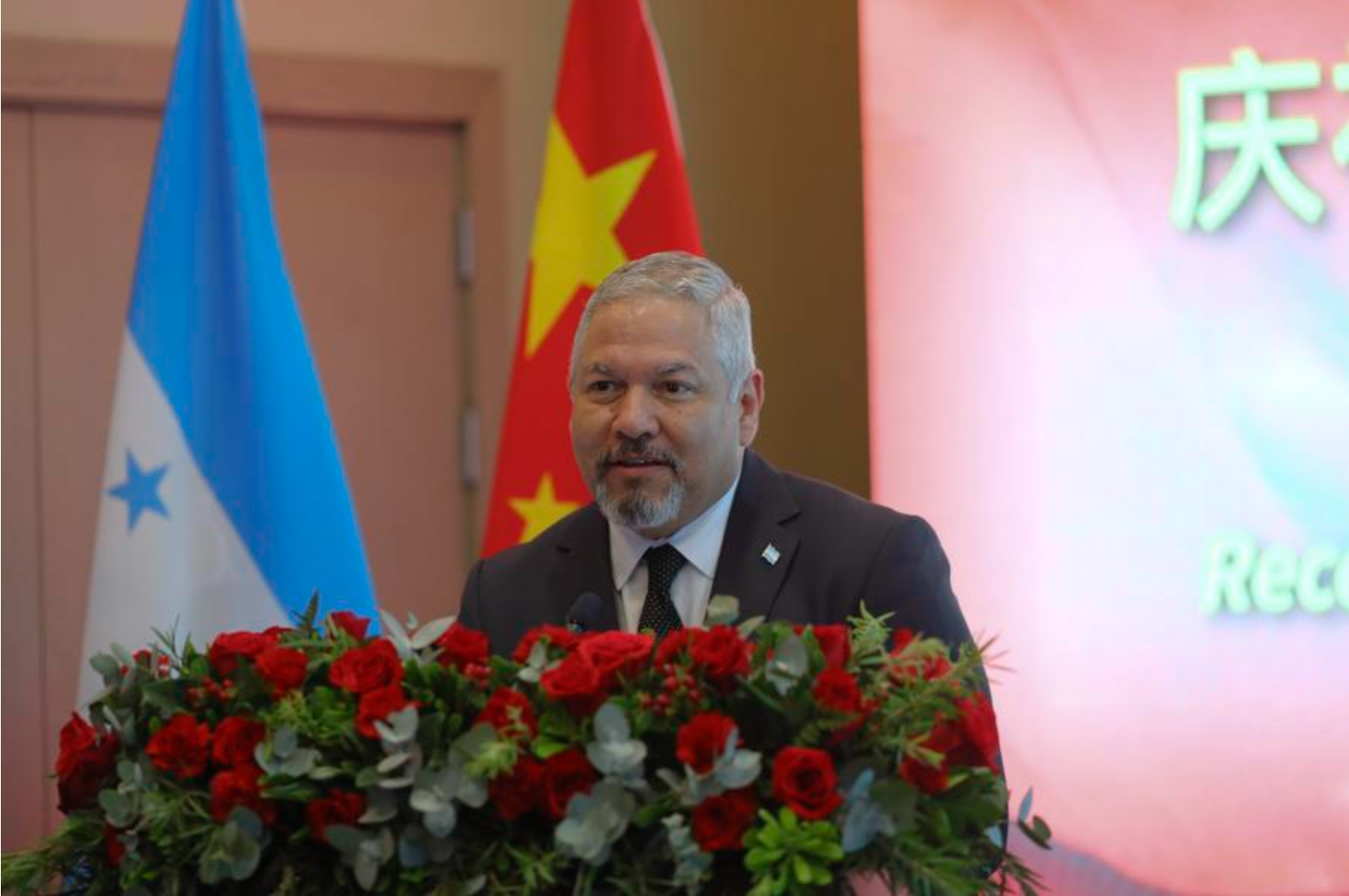 Imagen de archivo del canciller hondure?o, Eduardo Enrique Reina, hablando durante una recepción con motivo del 74o aniversario de la fundación de la República Popular China, en Tegucigalpa, capital de Honduras, el 29 de septiembre de 2023. (Xinhua/Rafael Ochoa) 
