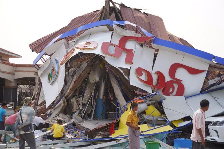 Imagen del 28 de marzo de 2025 de un edificio da?ado en Nay Pyi Taw, Myanmar, después de un fuerte terremoto. (Xinhua)