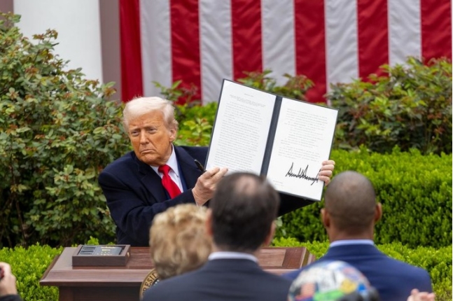El presidente estadounidense, Donald Trump, muestra una orden ejecutiva sobre los "aranceles recíprocos" en el Jardín de las Rosas de la Casa Blanca, en Washington, D.C., Estados Unidos, el 2 de abril de 2025. (Xinhua/Hu Yousong)