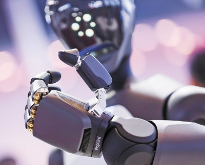 Un robot inteligente humanoide demuestra sus diestras manos biónicas. Imagen de archivo