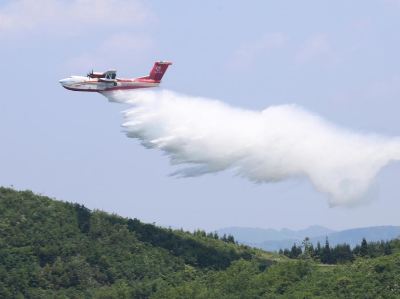 El avión anfibio de gran tama?o AG600 cumple misiones de extinción de incendios durante una prueba de vuelo en Xichang, en la provincia suroccidental china de Sichuan, en junio de 2023. (Cortesía)