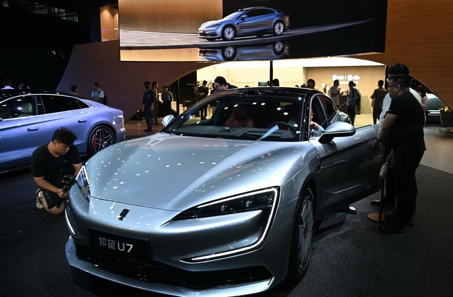El modelo Yangwang U7 de la automotriz china BYD es exhibido en la 22a Exposición Internacional del Automóvil de Guangzhou, en el Complejo de la Feria de Importaciones y Exportaciones de China, en Guangzhou, capital de la provincia de Guangdong, en el sur de China, el 15 de noviembre de 2024. (Xinhua/Deng Hua)