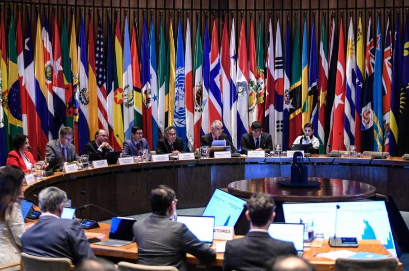 El secretario ejecutivo de la Comisión Económica para América Latina y el Caribe (CEPAL), José Manuel Salazar-Xirinachs (3-d-atrás), participa durante la presentación del informe anual Perspectivas del Comercio Internacional de América Latina y el Caribe, denominado este a?o "Reconfiguración del comercio mundial y opciones para la recuperación regional", en la sede de la CEPAL, en Santiago, capital de Chile, el 23 de octubre de 2024. (Xinhua/Jorge Villegas) 