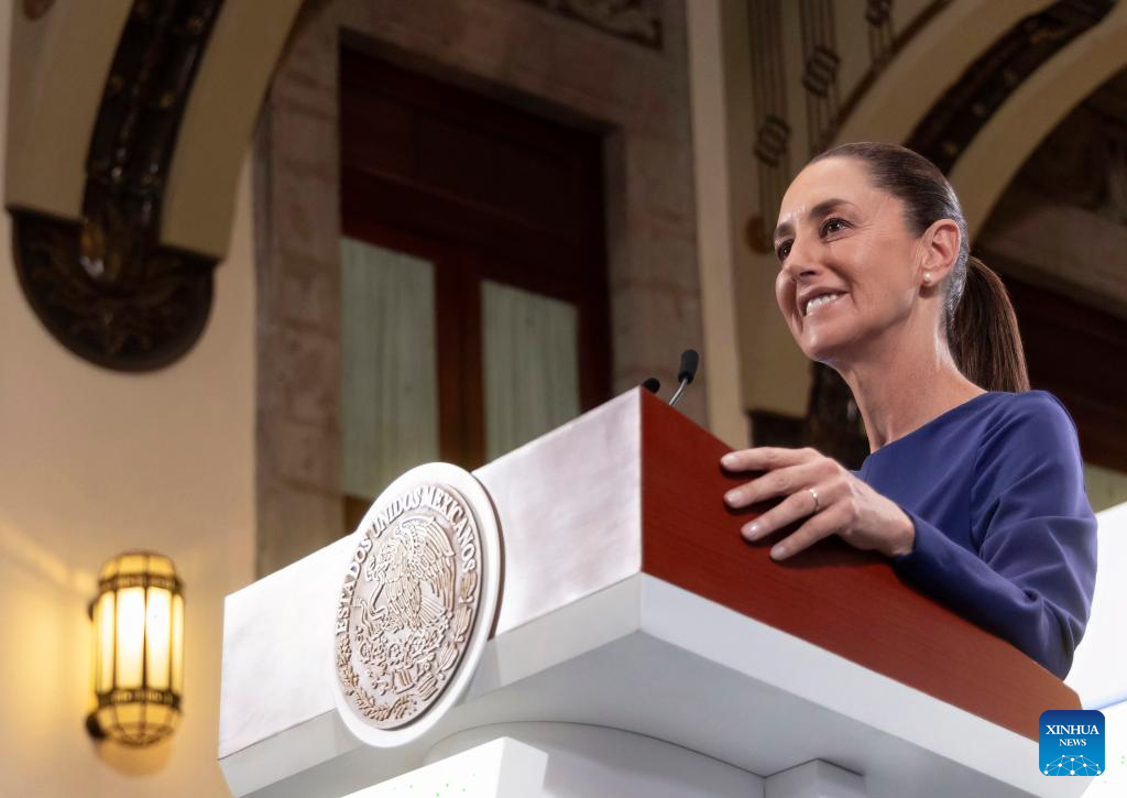 Imagen cedida por la Presidencia de México de la presidenta mexicana, Claudia Sheinbaum, sonriendo durante su conferencia de prensa matutina en Palacio Nacional, en la Ciudad de México, capital de México, el 7 de mayo de 2025. Sheinbaum sostuvo el miércoles que no hay se?ales de que vaya a desaparecer el vigente Tratado entre México, Estados Unidos y Canadá (T-MEC) de libre comercio, ni que se adelante su revisión prevista para el 2026, aunque el país está "preparado" para cualquier circunstancia. (Xinhua/Presidencia de México)