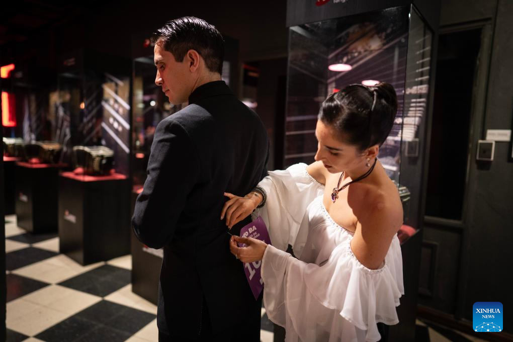 Imagen del 8 de mayo de 2025 de una pareja de concursantes preparándose para competir durante la 21° edición del Campeonato de Baile, en la ciudad de Buenos Aires, capital de Argentina. La ciudad argentina de Buenos Aires vive estos días su pasión por el tango mientras busca, en un clima de compa?erismo, disfrute y amistad, a las parejas que la representarán en el próximo Campeonato Mundial de Tango, el tradicional género de música y baile que es un ícono del Río de la Plata. (Xinhua/Martín Zabala)