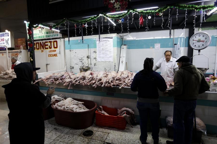 Un comerciante atiende a sus clientes en un mercado público, en la Ciudad de México, capital de México, el 27 de diciembre de 2024. (Xinhua/Francisco Ca?edo) 
